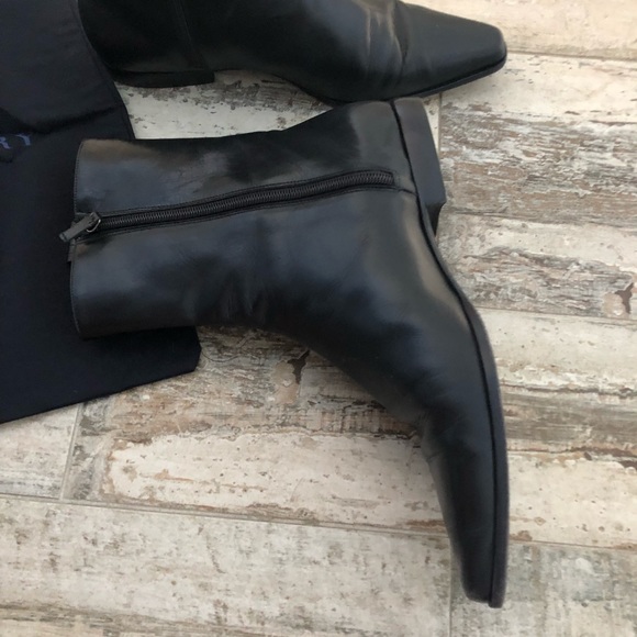 Burberry soft leather boots with silver hardware - Picture 2 of 7